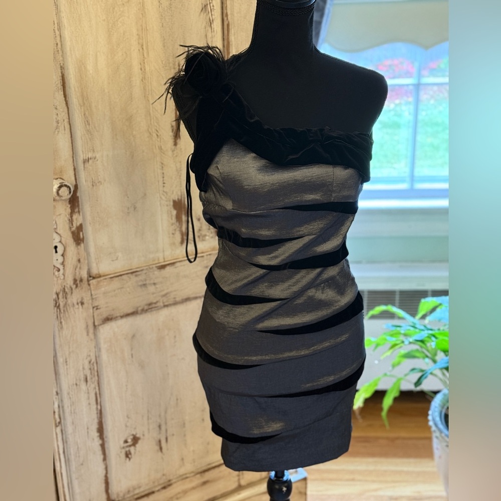 BETSY & ADAM Asymmetric One Shoulder mini dress w/velvet detail. Sz 4.HOCO
